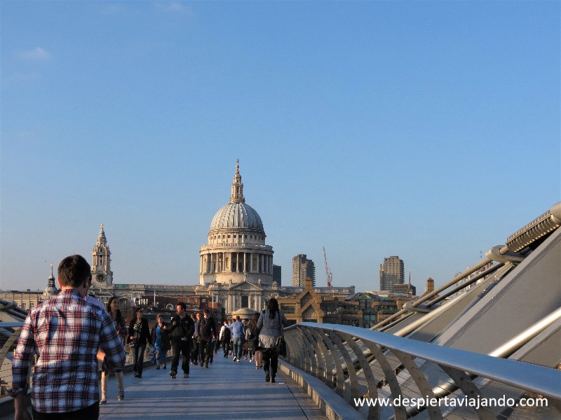 Millenium Bridge sobre el Támesis, Londres - Despierta Viajando