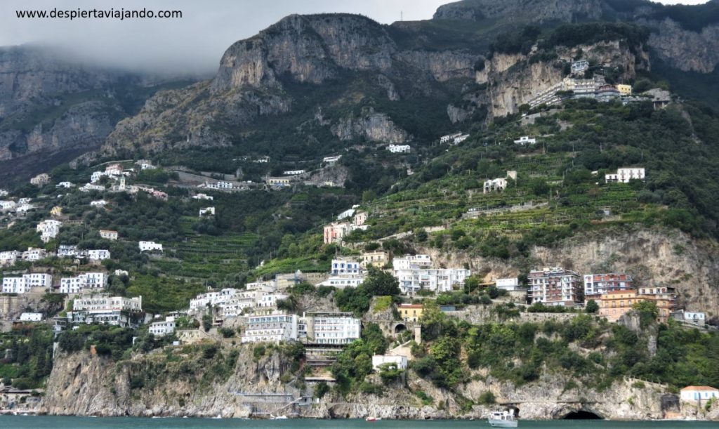 Guia para navegar por la costa Amalfitana