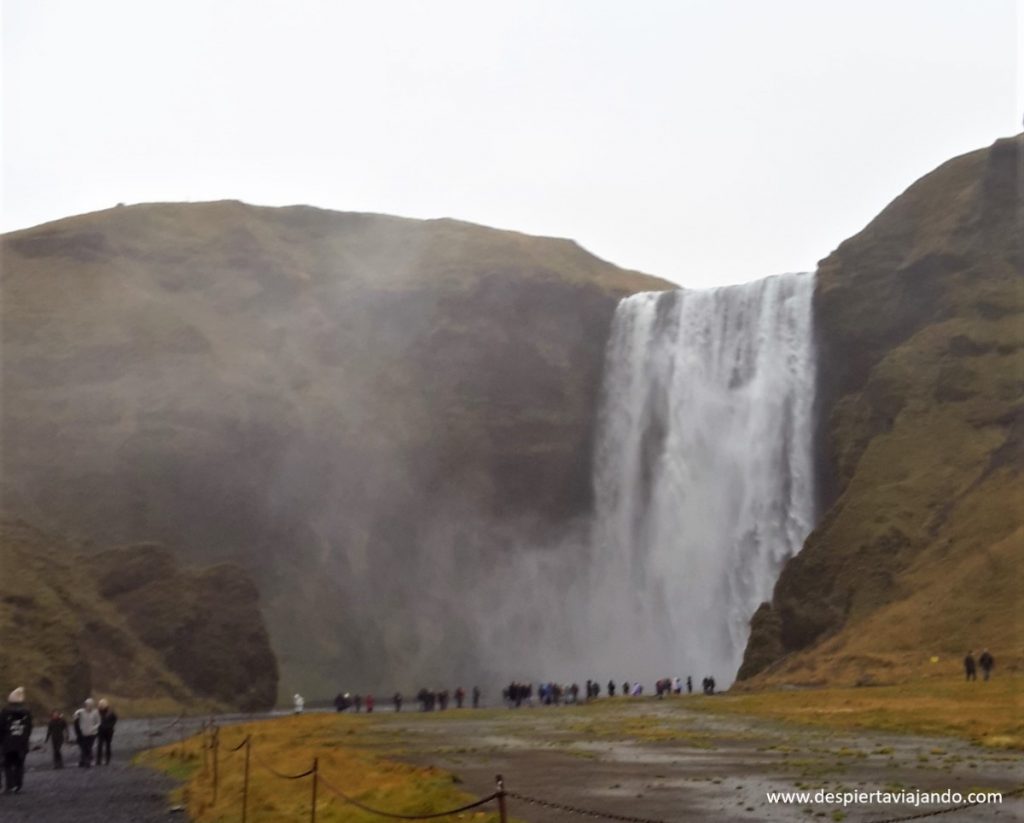 Cascada Skogafoss, en el sur de Islandia