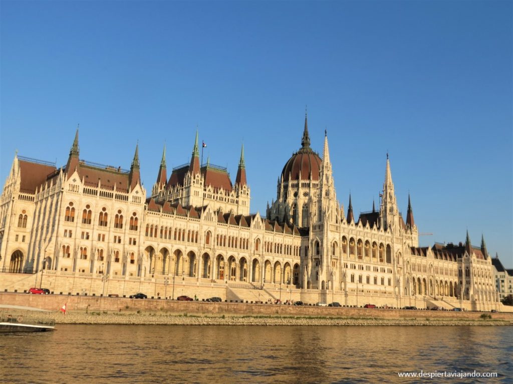 El Parlamento, desde el río Danubio