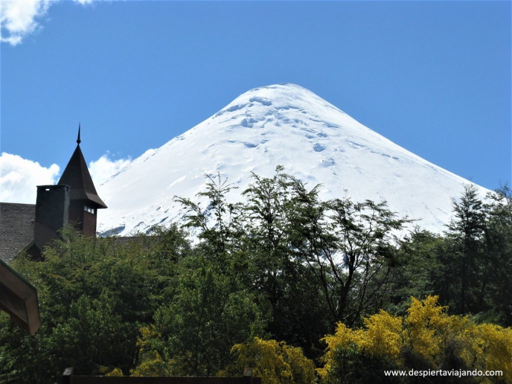 Vista del mágico volcán Osorno, cercano a Puerto Varas