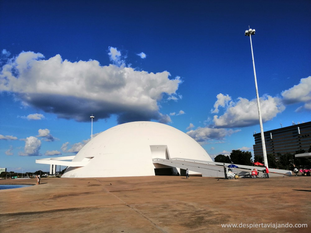Otra vista del Museo Nacional en Brasilia